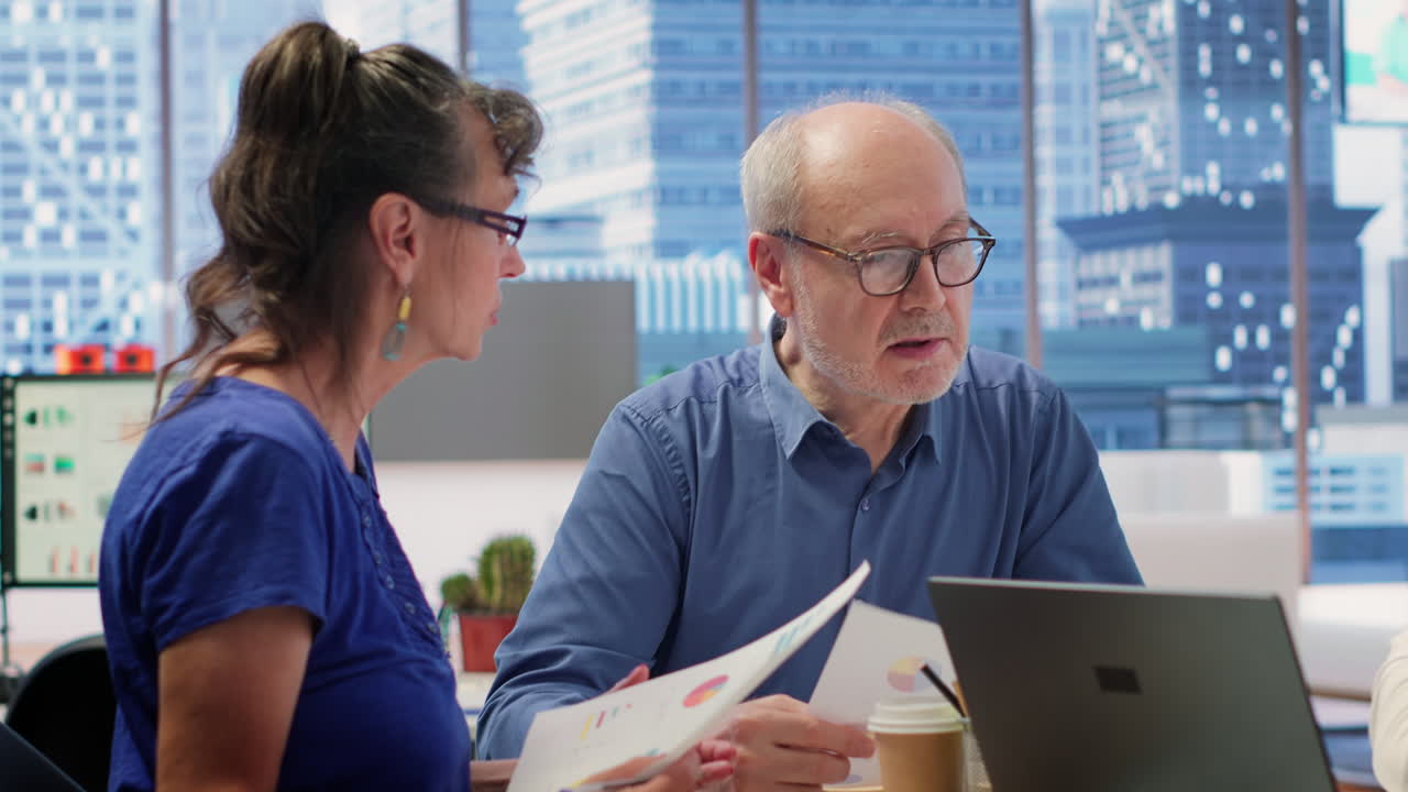 personas de mediana edad que piden asesoramiento y asistencia con respecto a planes de pensiones