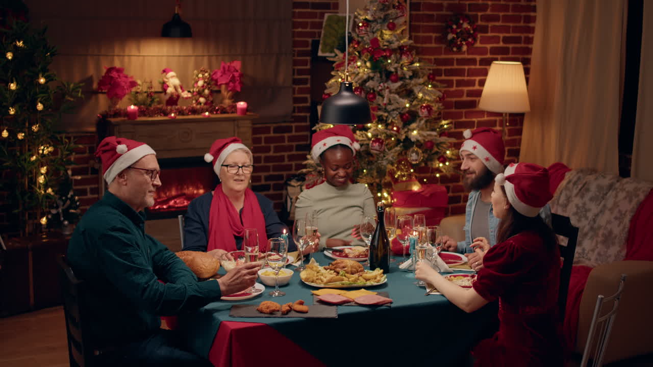 가족 들 이 함께 크리스마스 저녁 식사를 축하 하는 것