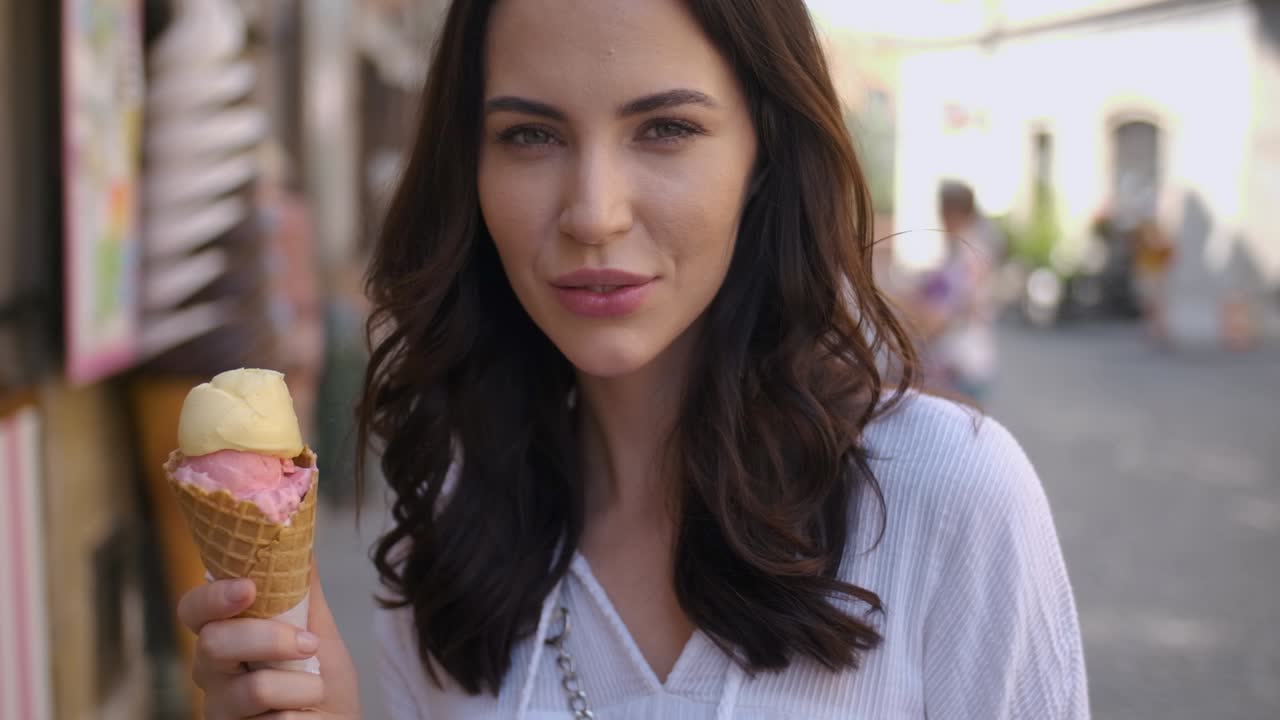 hermosa mujer morena comiendo delicioso y dulce helado