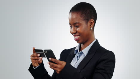 Mujer-Negra,-Teléfono-Inteligente-Y-Tarjeta-De-Crédito-Comercial