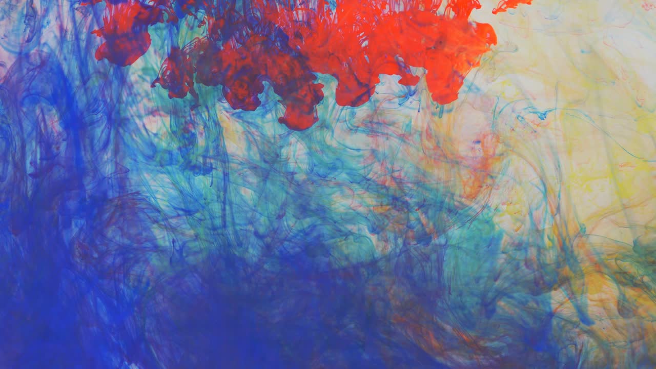 abstracciones líquidas, la disolución de pintura azul, amarilla, roja y verde en agua.