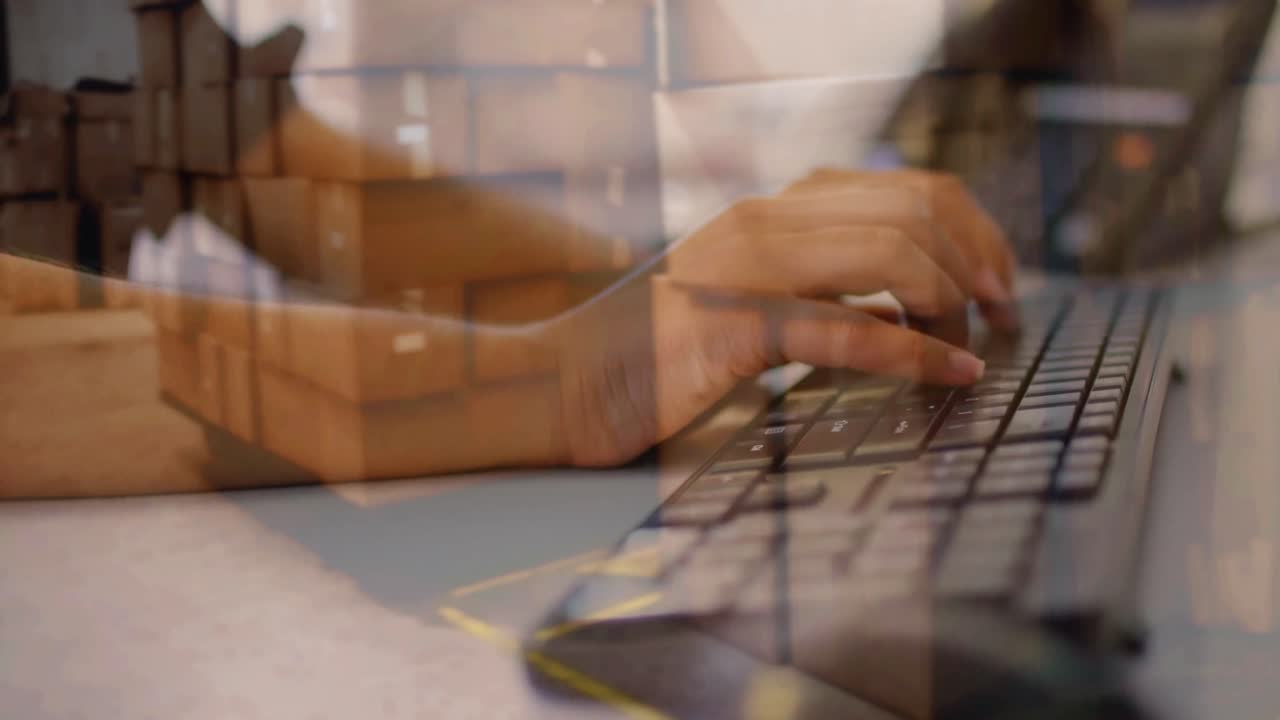 animación de una persona escribiendo en el teclado de la computadora con pilas de cajas en el almacén