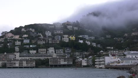el puerto de sausalito - vista panorámica con niebla
