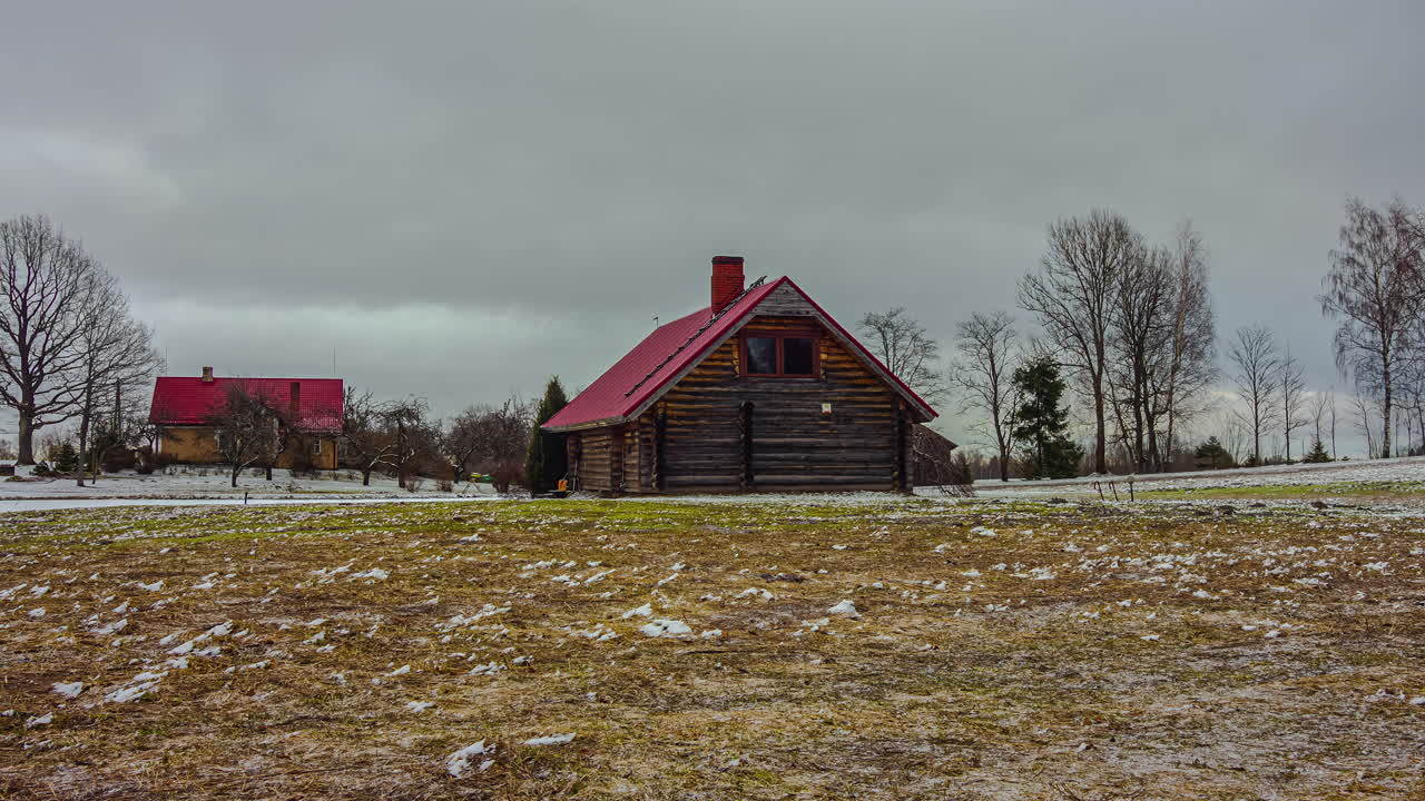 vista timelapse de una granja al amanecer en invierno, el cielo permanece nublado a medida que sale el sol y durante todo el día