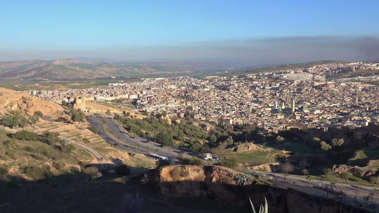 vista panorámica de la antigua medina en fes al atardecer