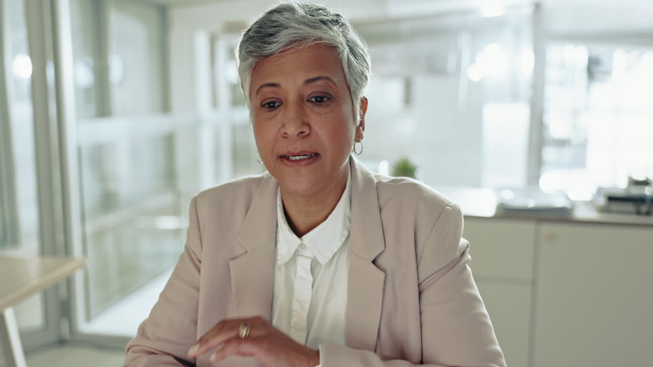 mujer de negocios, estornudar y soplar la nariz