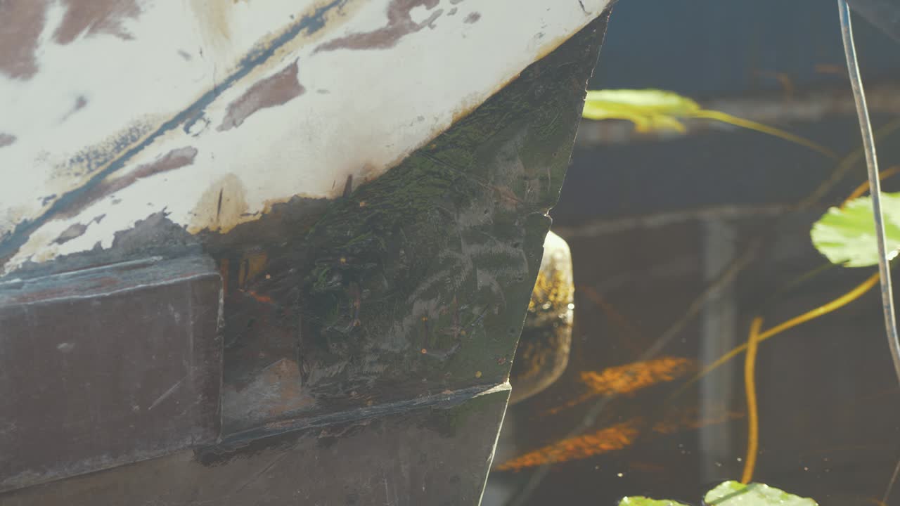 수리를 위해 나무 보트 뒷부분에 에포크시를 는 것