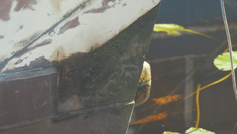 cepillado de epoxi en la popa de un barco de madera para la reparación