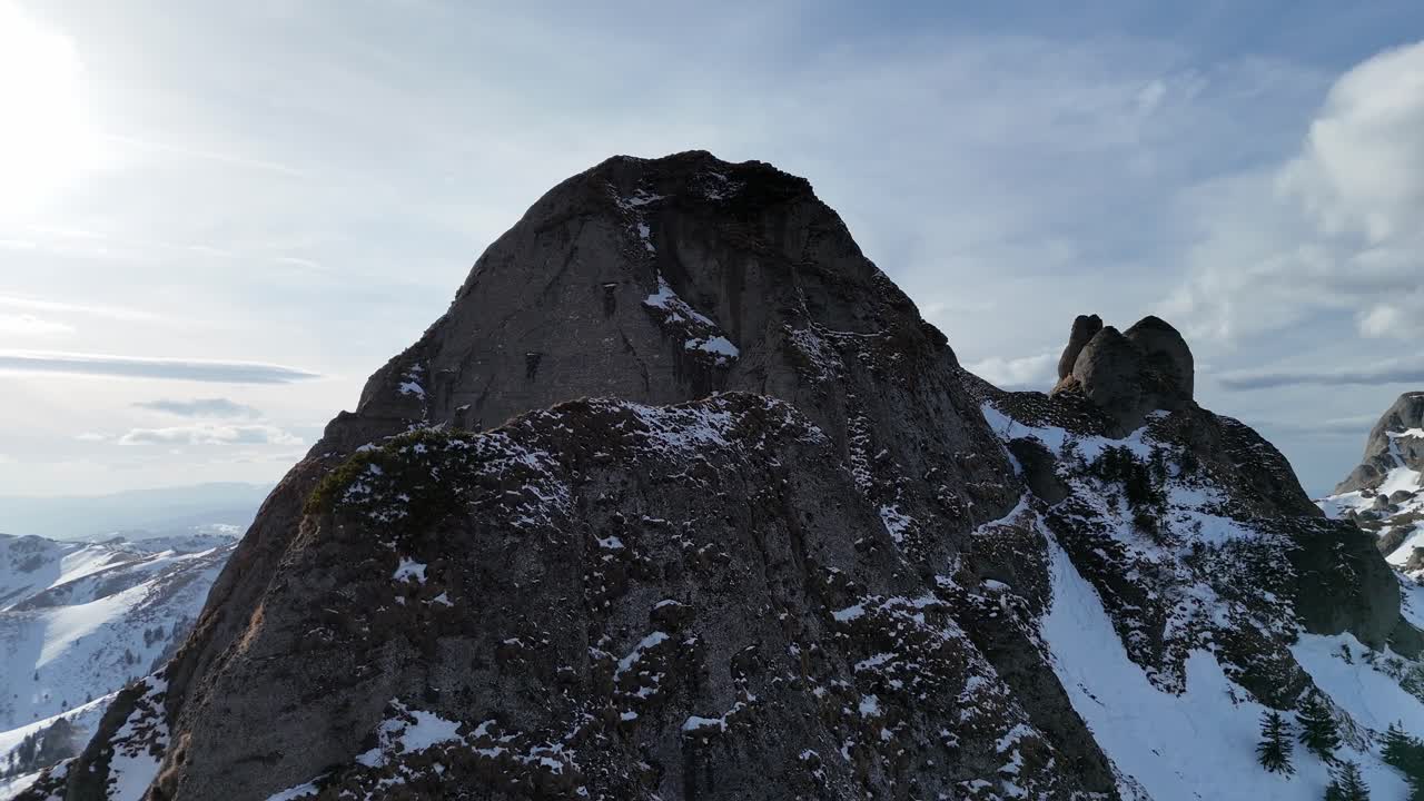 montañas de ciucas cubiertas de nieve bajo un cielo azul, picos escarpados, imágenes de drones, luz del día