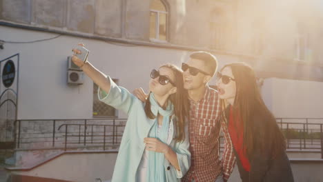 Eine-Gruppe-Von-Freunden-Macht-Selfie-Sie-Machen-Ein-Lustiges-Gesicht-Die-Roten-Strahlen-Der-Sonne-Auf-Einem-Hintergrund