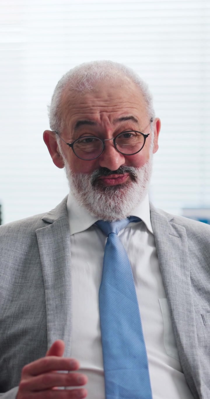 Empresario senior escuchando a un colega durante una reunión de oficina