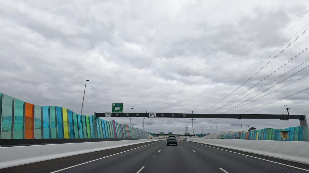 다채로운 멜버른 고속도로를 따라 운전