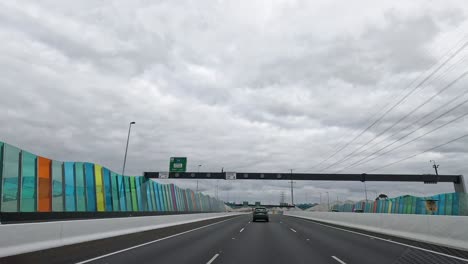 una conducción a lo largo de una colorida autopista de melbourne