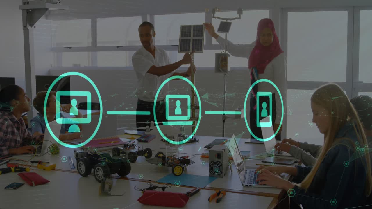 animación de una red de iconos digitales sobre hombres y mujeres diversos que muestran su producto en la oficina