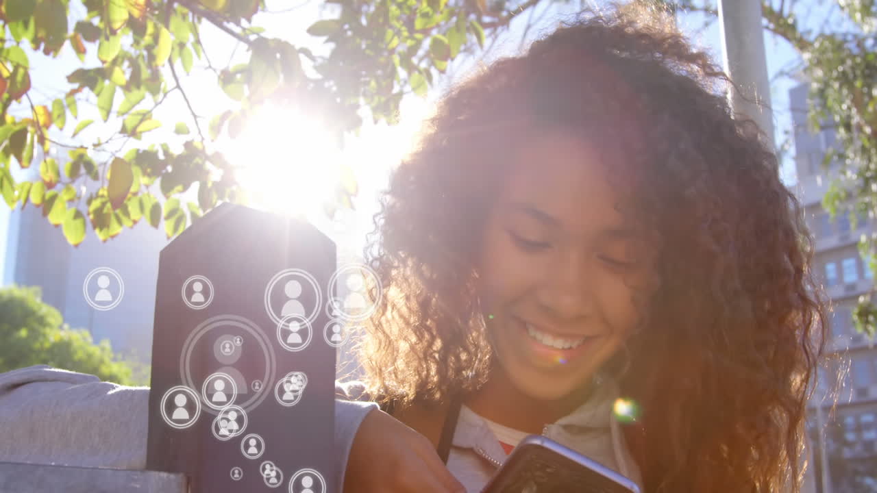 chica feliz usando su teléfono móvil 4k