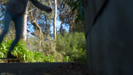 Eine-Nahaufnahme-Des-Bodenwinkels-Eines-Longboarders,-Der-An-Der-Kamera-Vorbeifährt