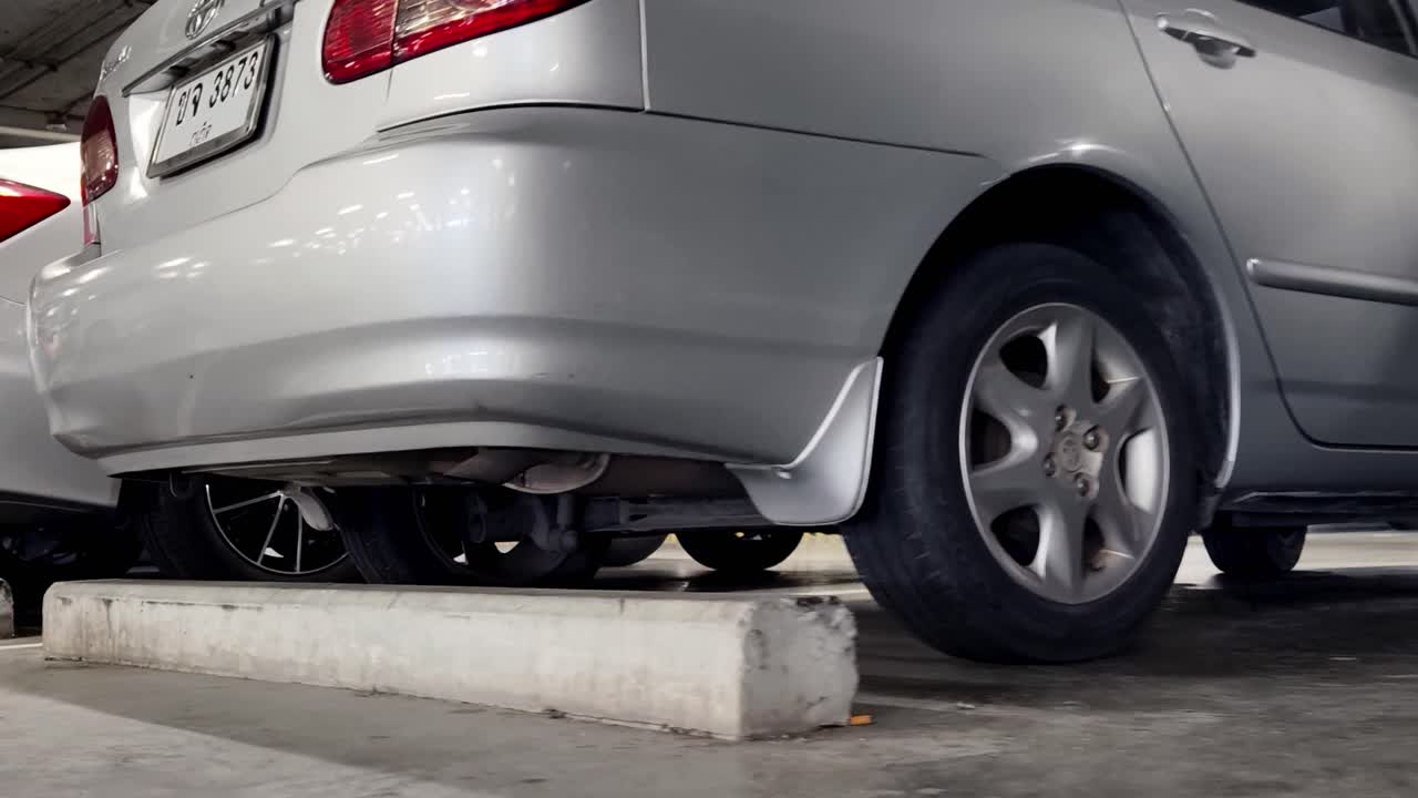 주차장 에 주차 된 차 들 의 클로즈업 뷰