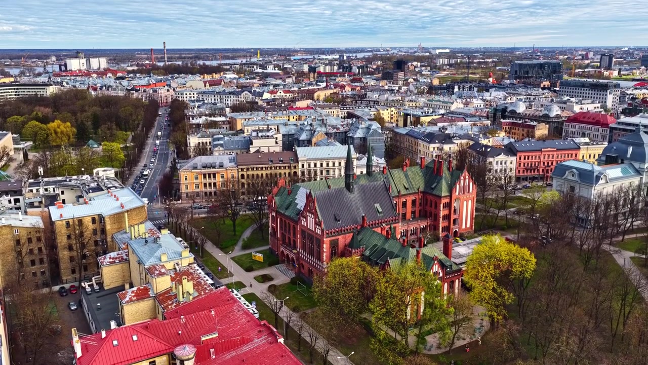 Centro storico di Riga, che mostra l'edificio dell'Accademia d'Arte della Lettonia in vista aerea