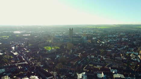 Un-Dron-Alejándose-De-La-Catedral-De-Canterbury-Revelando-Más-Tejados-Al-Frente