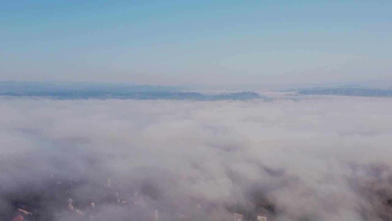 구름 위에 마법의 안개 영화적인 드론