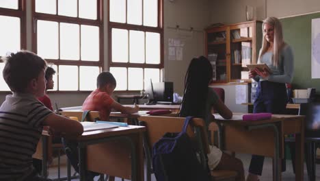 Lehrerin-Unterrichtet-Eine-Gruppe-Von-Kindern-In-Der-Klasse