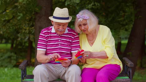 senior stijlvol paar grootmoeder grootvader knijpen anti-stress push pop het populaire speelgoed spel