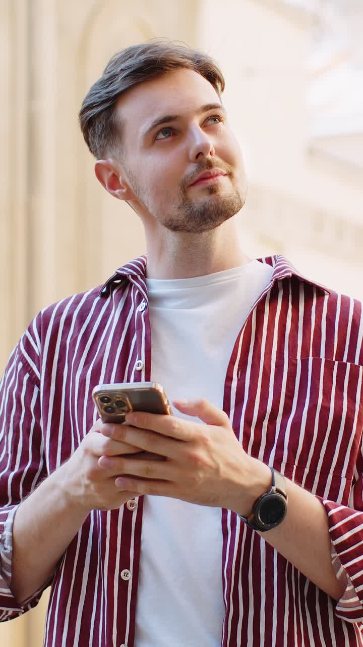 Uomo barbuto usa lo smartphone, scrive messaggi di testo, naviga su Internet, finisce il lavoro, chatta online.