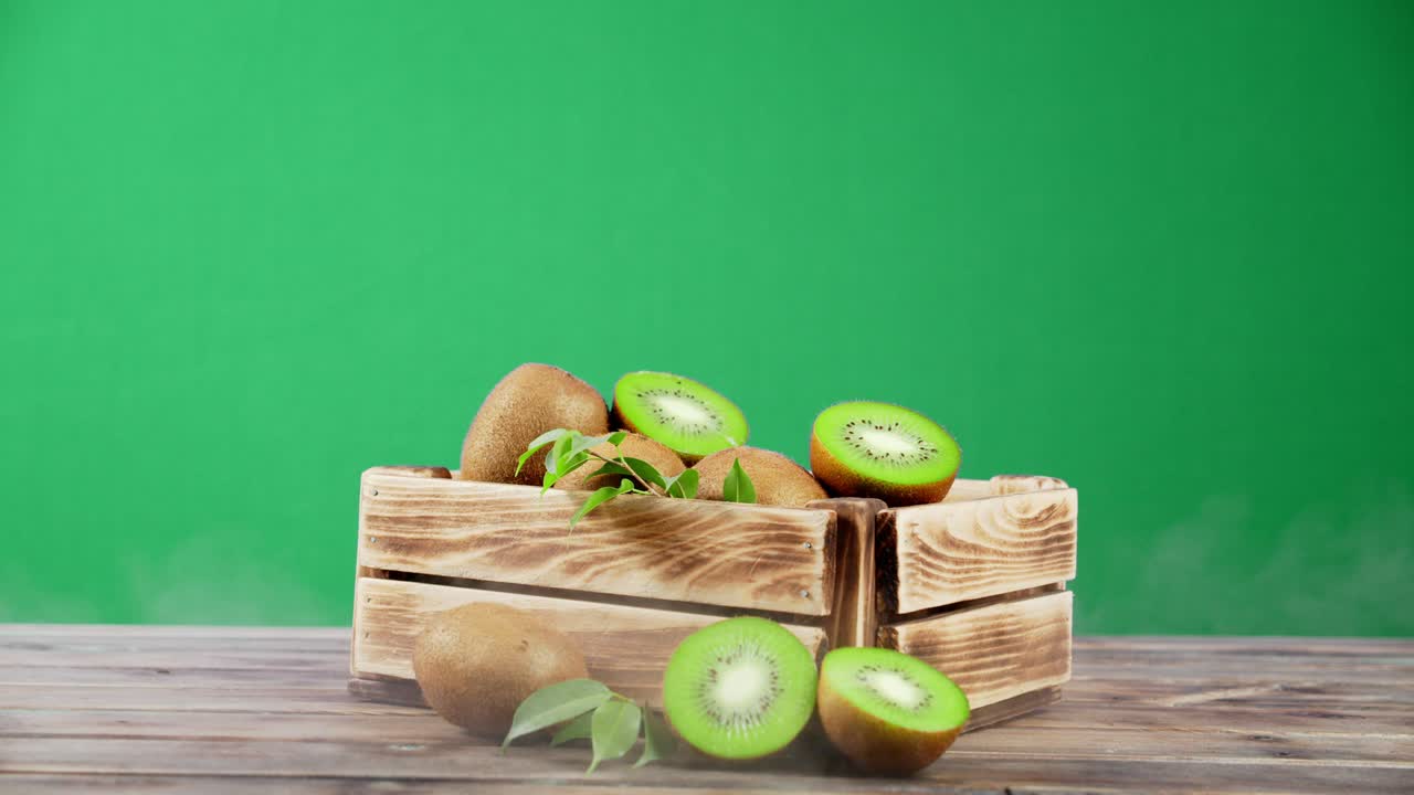 Kiwi in una cassa di legno con vapore freddo.