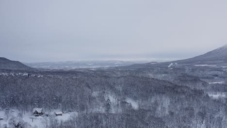 Mt-Yotei-Niseko-Japan-Drohnenpfanne-über-Dem-Dorf