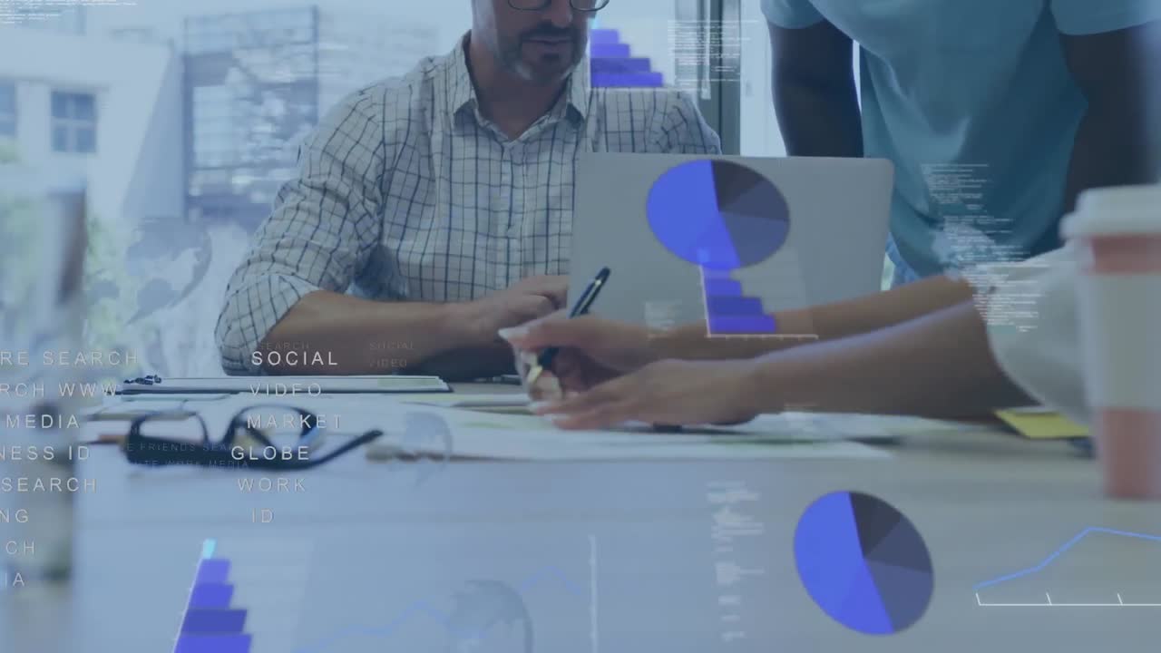 animación del procesamiento de datos y el mundo sobre diversas personas de negocios en la oficina