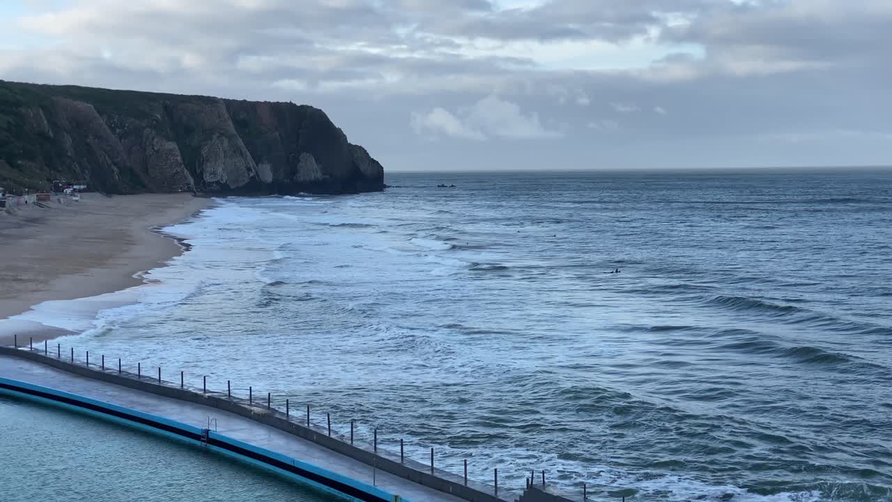 동영상 절벽에서 푸른 바다, 프라이아 그란데, 신트라까지 아름다운 전망의 슬로우 모션