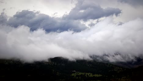 lapso de tiempo de nubes flotando sobre montañas nevadas