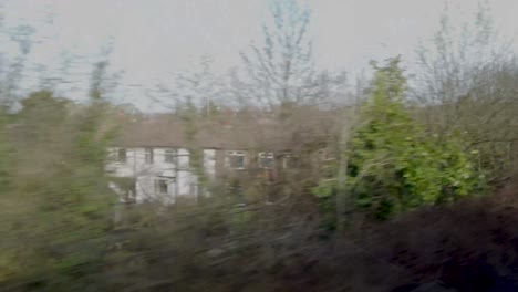 vista desde una ventana de un tren que viaja hacia manchester, reino unido