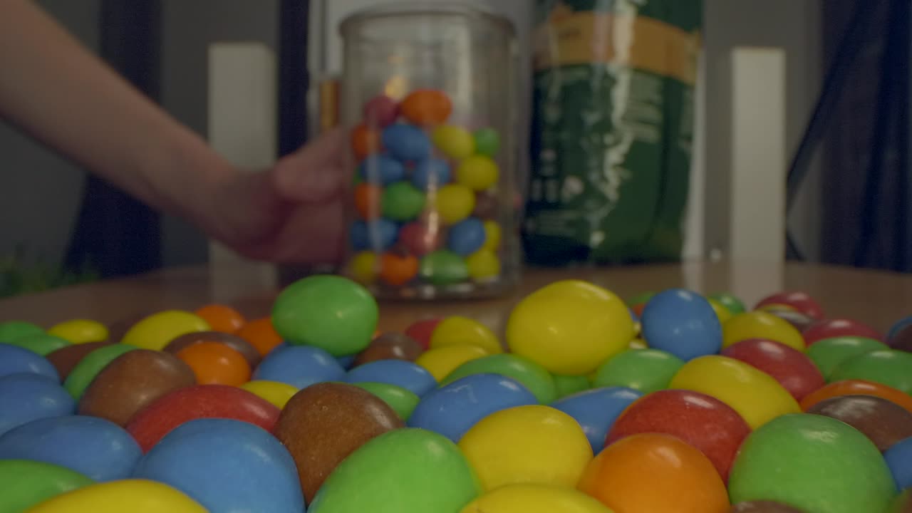 viaje de primer plano macro sobre una pila de caramelos de colores usando una nueva lente macro