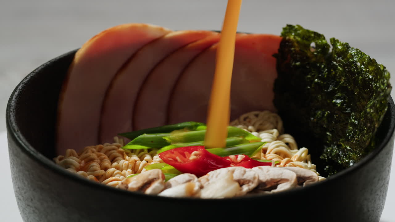 햄과 채소로 만든 라멘 누들 요리