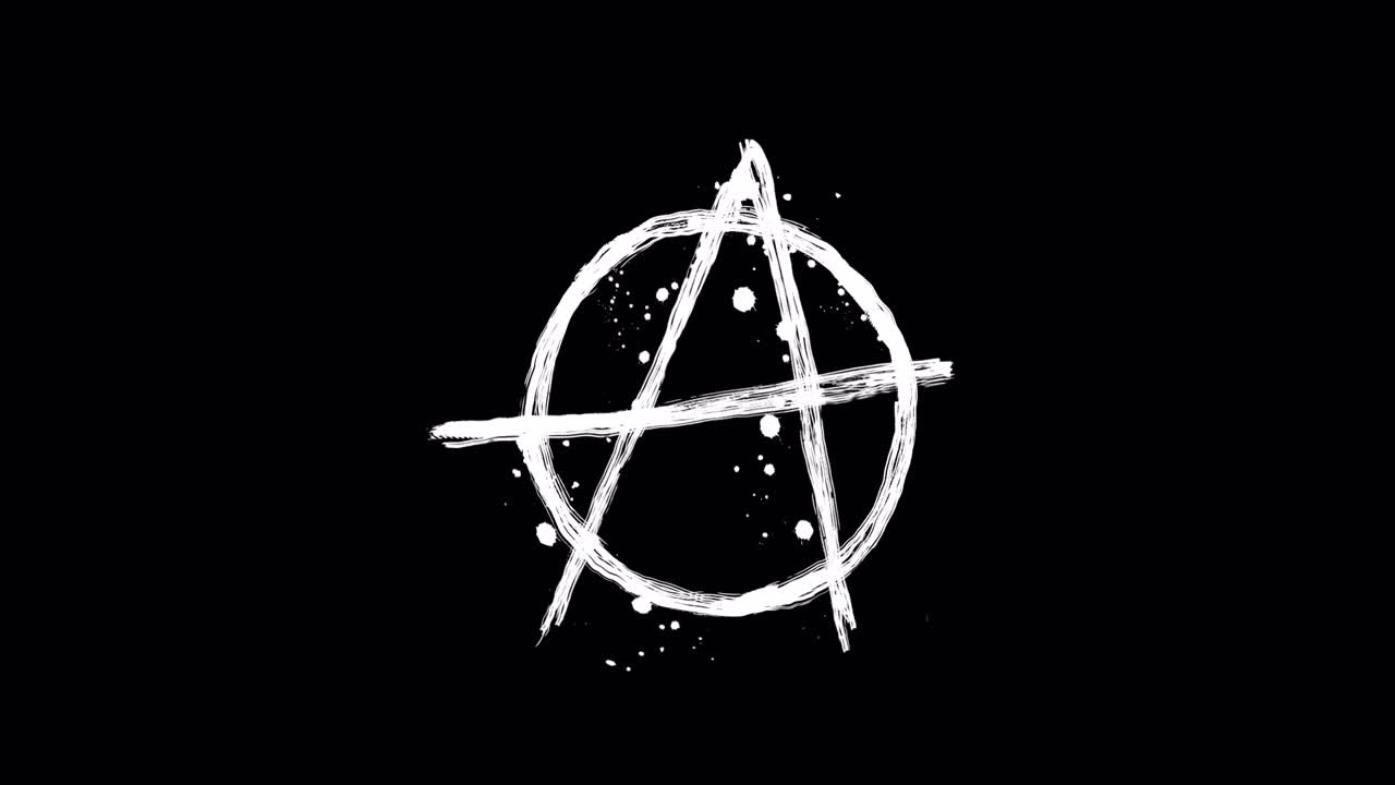 Kresba grunge symbolu anarchie na černém pozadí.