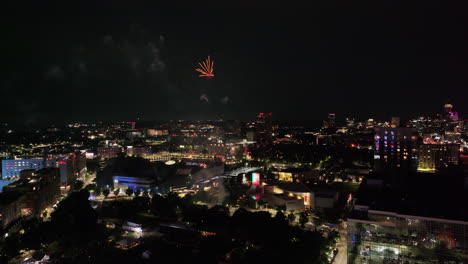hacia adelante vuela sobre la ciudad de la noche