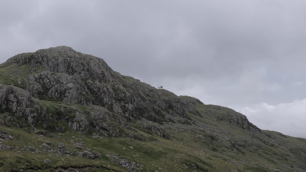 스노도니아 국립공원의 산 위로 구조 헬리콥터가 맴돌고 있다