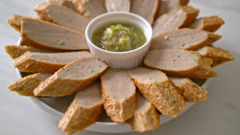 Gebratener-Chinesischer-Fischkuchen-Oder-Fischbällchen,-Geschnitten-Mit-Würziger-Meeresfrüchte-Dip-Sauce