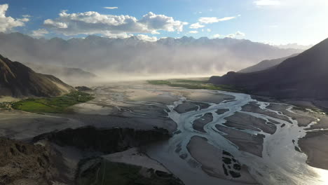 aerial, valle de skardu ubicado en gilgit-baltistan, pakistán