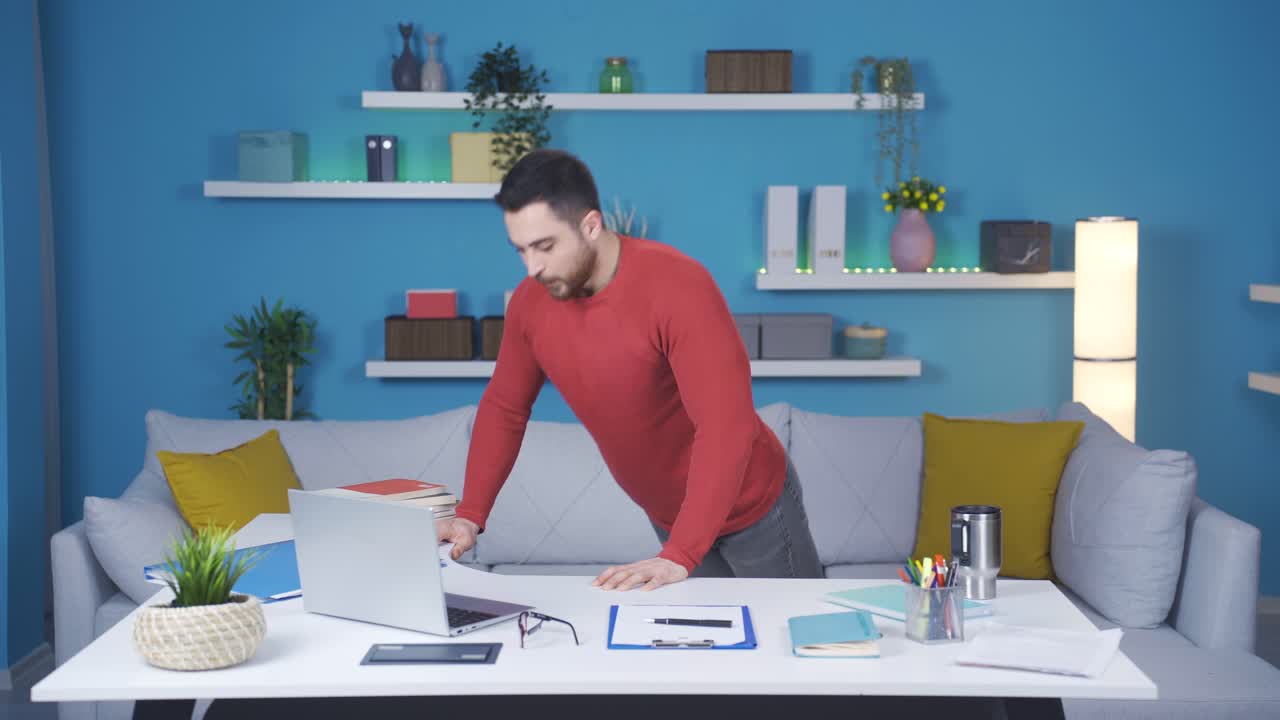 hombre mostrando cómo hacer ejercicio en la oficina moderna en casa. se relajan haciendo deportes de pie.