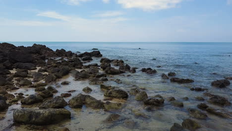 Drohnenaufnahme-Eines-Felsigen-Strandes-Auf-Der-Insel-Phuket