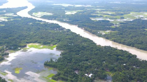 Paisaje-Aéreo-Del-Río-Inundado-Desbordado-Con-Tierras-Agrícolas