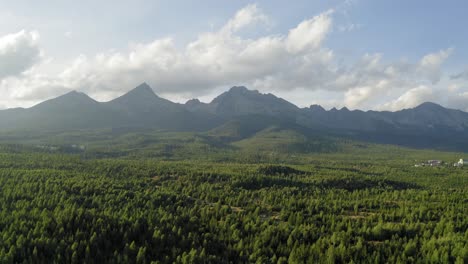 Naturaleza-Maravillosa-En-Eslovaquia-Durante-La-Hora-Dorada-Sobre-El-Bosque-Alto-Tatry-Con-Cielo-Azul-Nublado-En-El-Fondo---Toma-Aérea