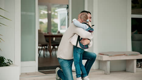 abrazo, casa y un padre e hijo después de la escuela