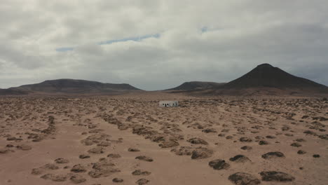 tiro de drone de una casa abandonada en medio de un desierto en fuerteventura