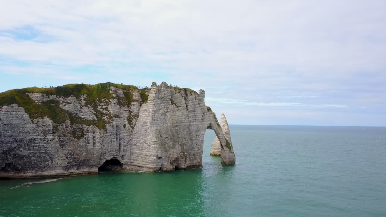 volando hacia el arco rocoso de etretat en la costa de francia en normandía