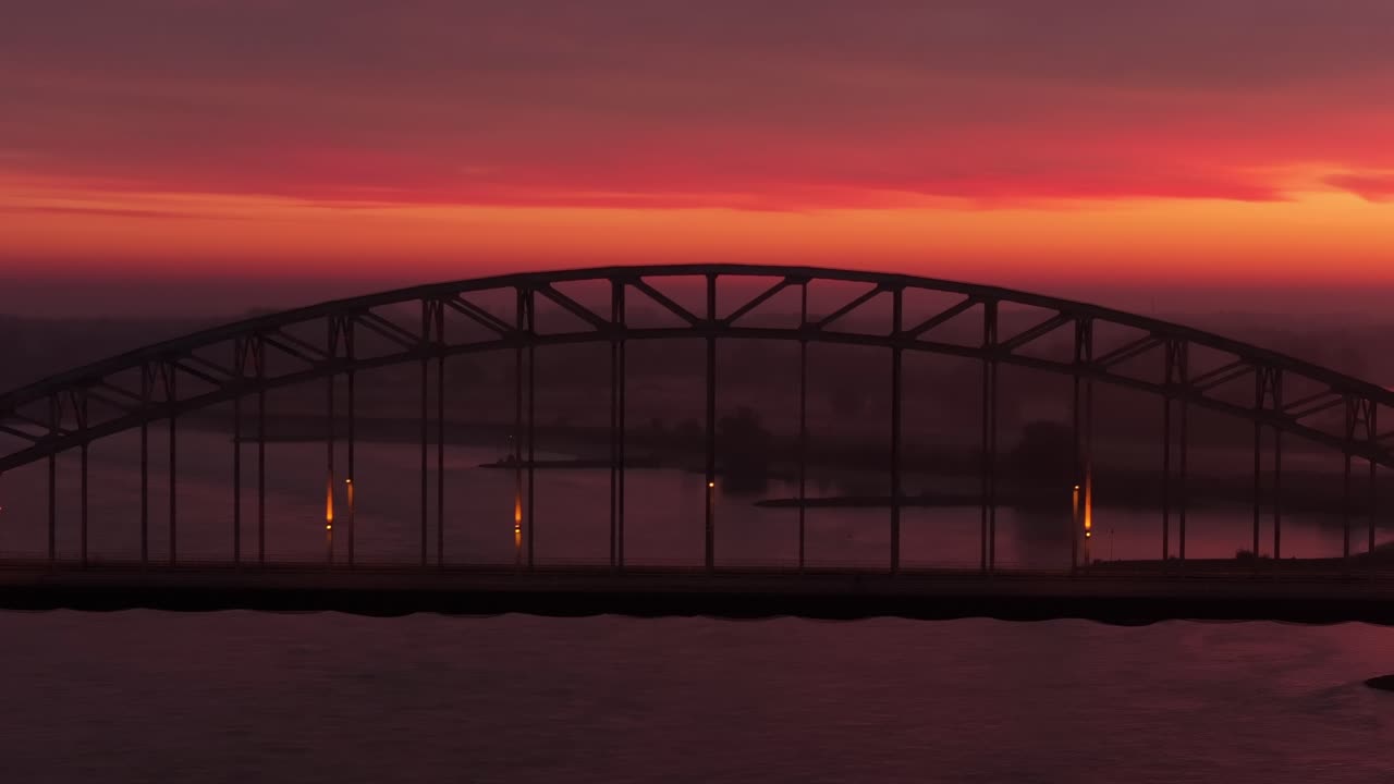 Waalbrug che attraversa il fiume Waal durante una vivace alba