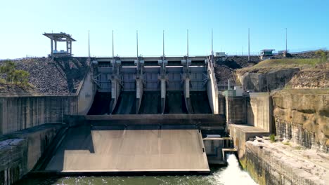 Imágenes-De-Drones-Volando-Por-El-Aliviadero-De-La-Presa-Wivenhoe-Cerca-De-Brisbane-En-Australia