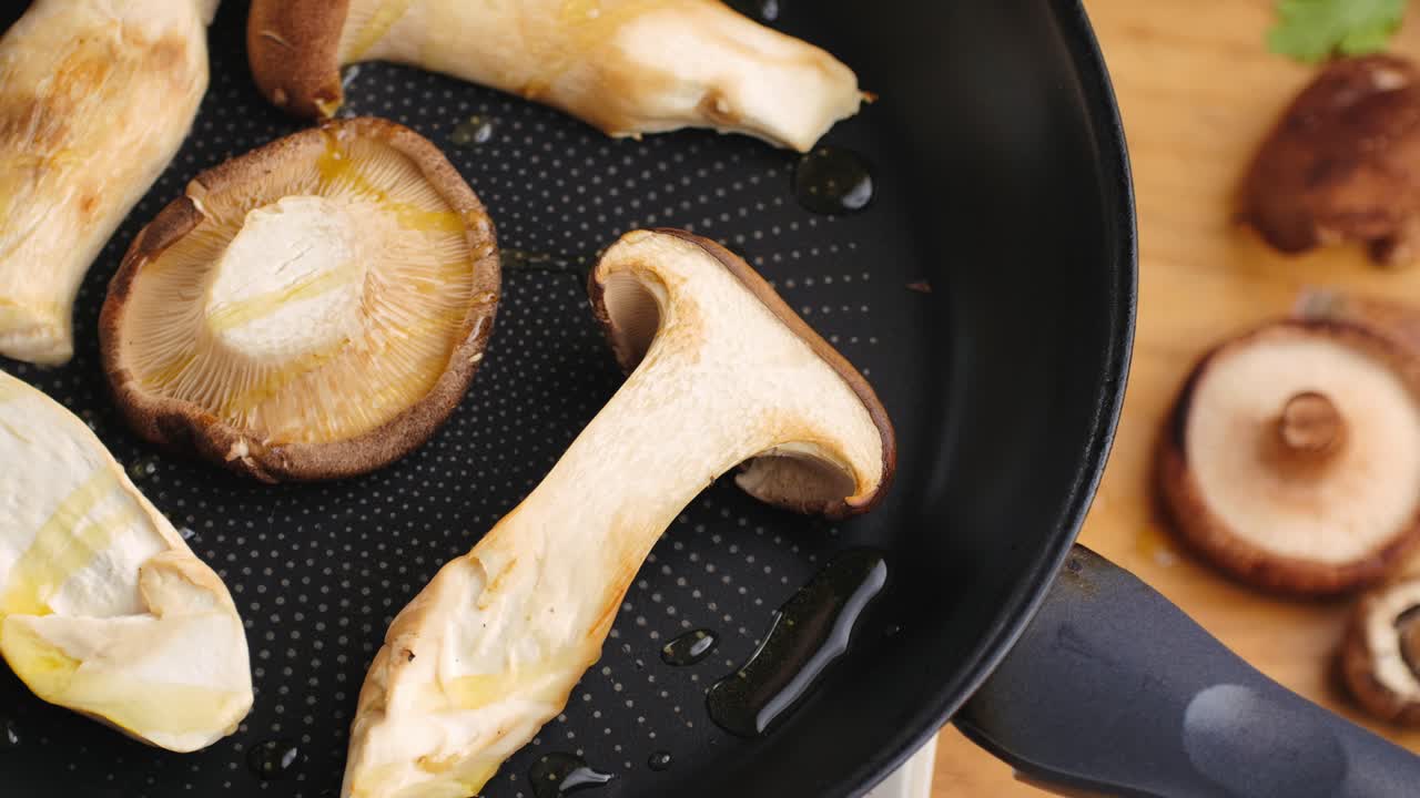 freír setas en una sartén